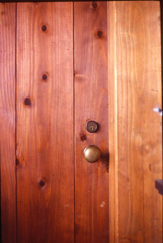 洋画でみたような分厚いドアと真鍮の握り玉